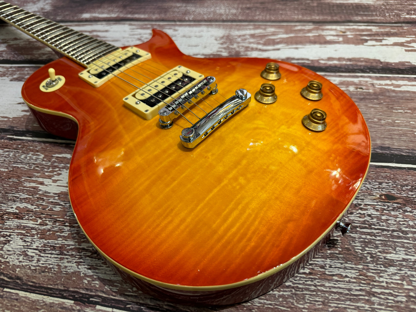 B-STOCK Vintage V100 Flame Maple Trans Honeyburst