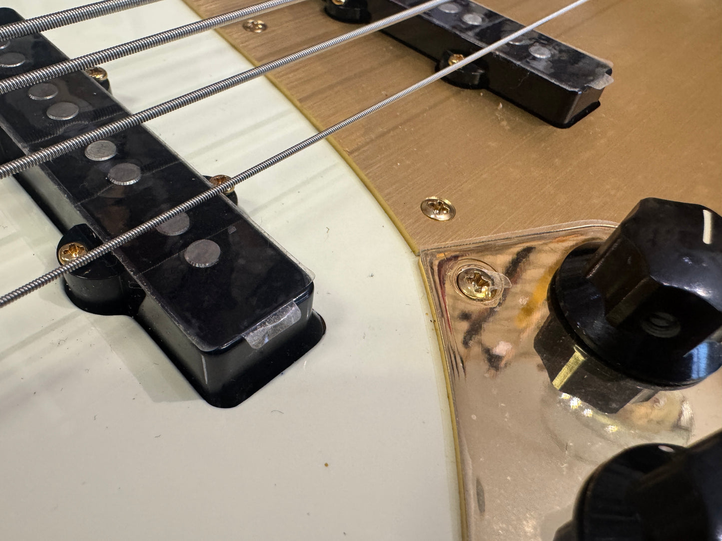 Squier 40th Anniversary Olympic White - Gold Limited Edition NOS