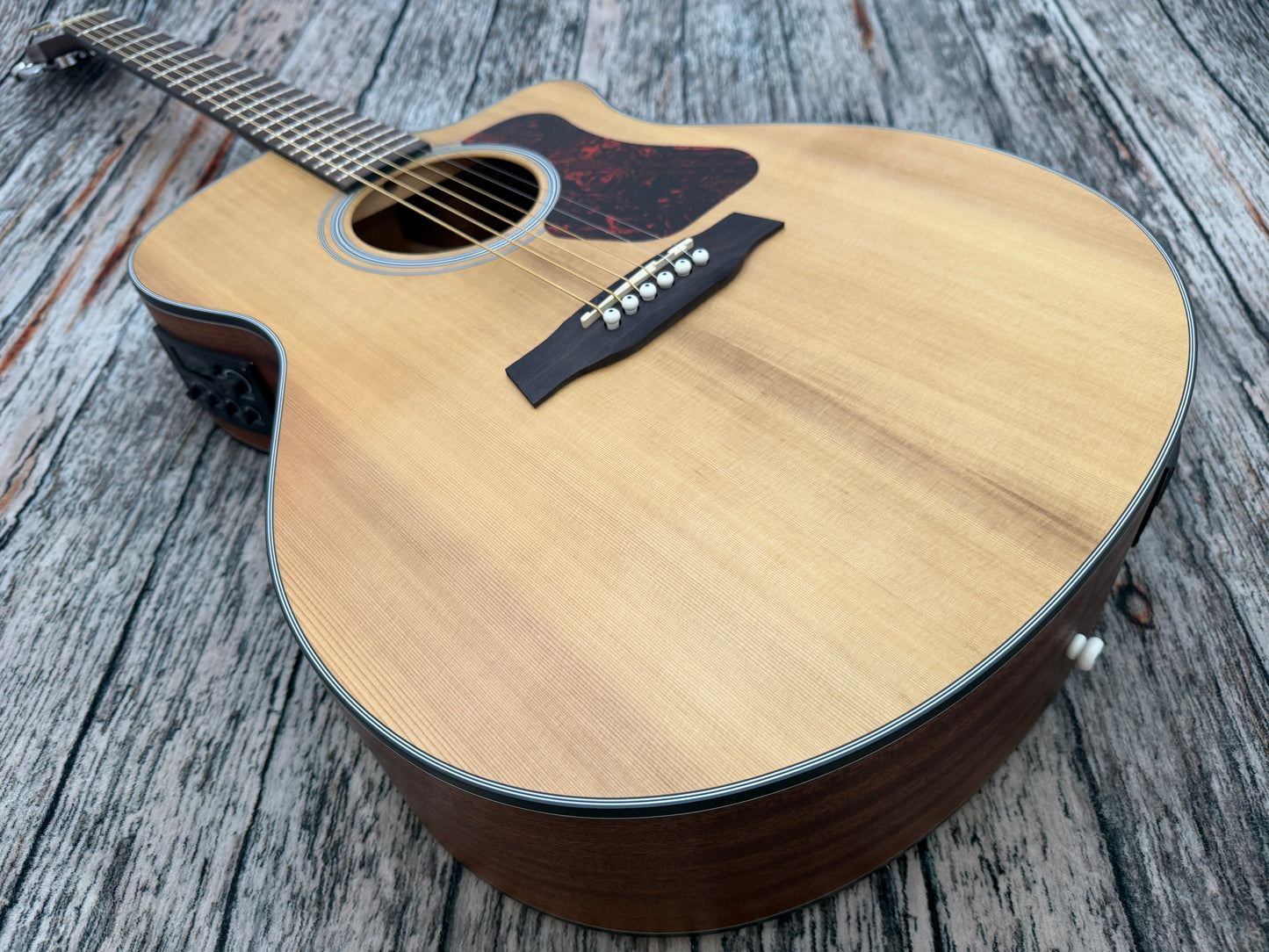 Walden G570CE - Solid Cedar Top Grand Auditorium Electro