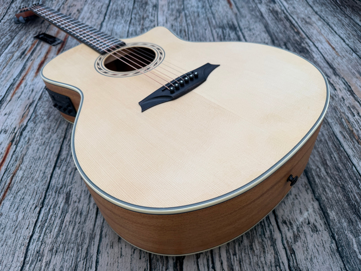 Bromo BAT BAA2CE Solid top electro cutaway.