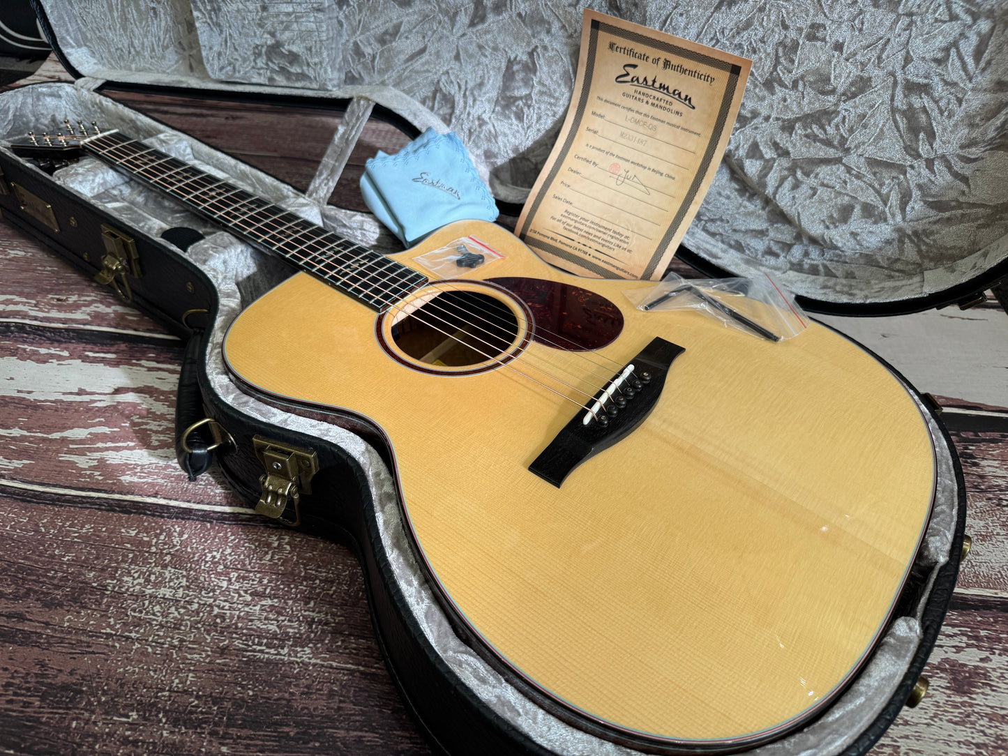 Eastman L-OMCE-QS Luthier series with hard case - ex-demo