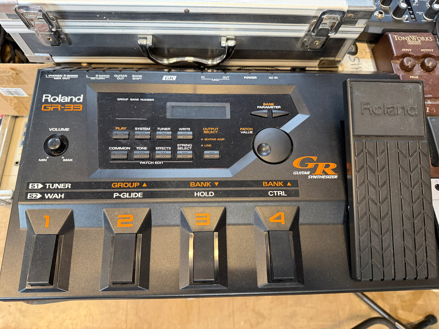 Roland GR-33 Guitar Synthesizer (Pre-owned)