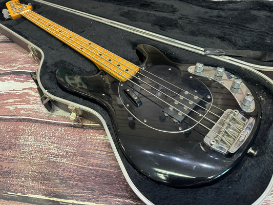 MusicMan Stingray 4 - 2006 with Fender case
