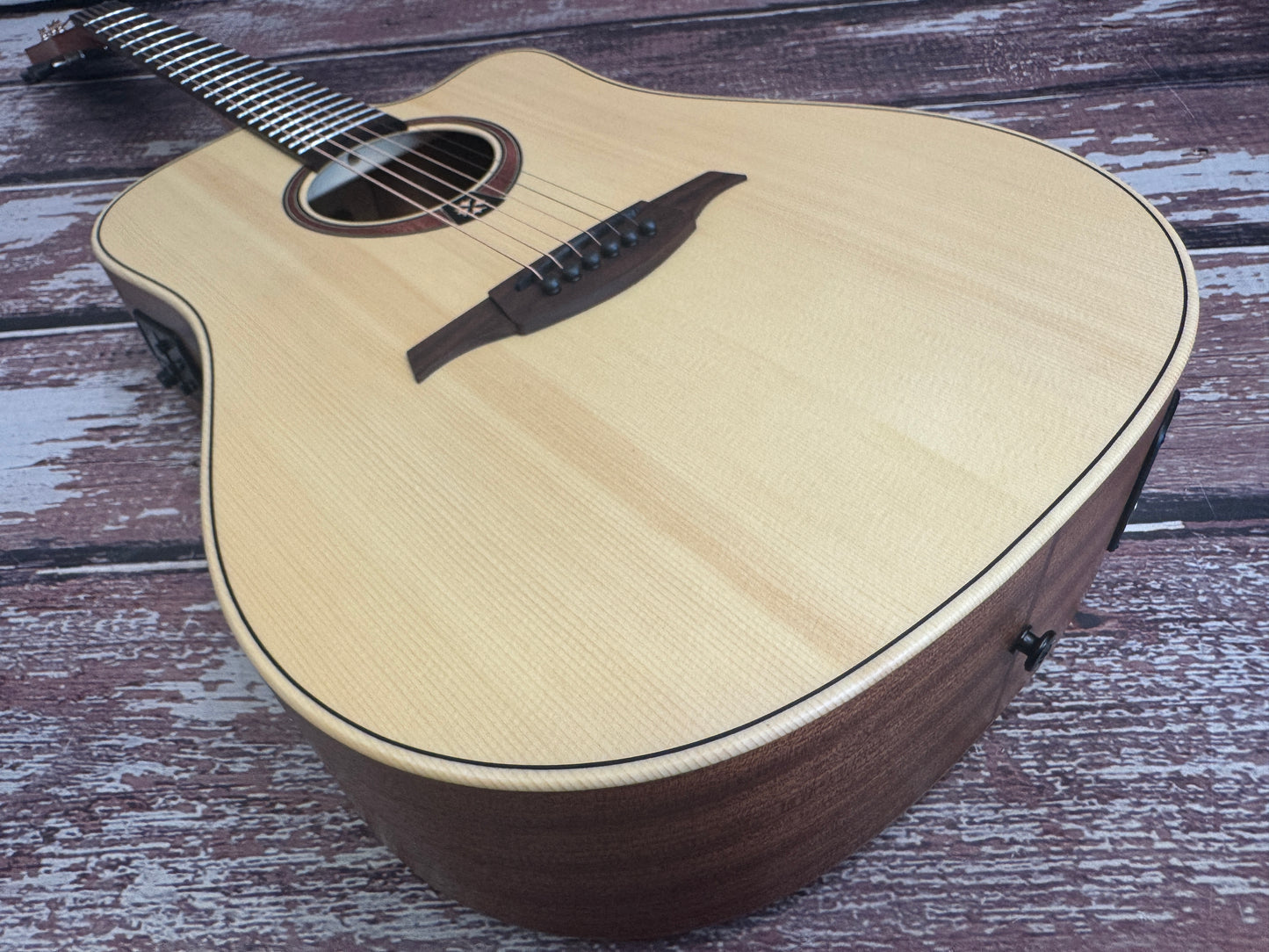 LAG T70-DC Natural - Solid Sitka Spruce top - Cutaway Acoustic