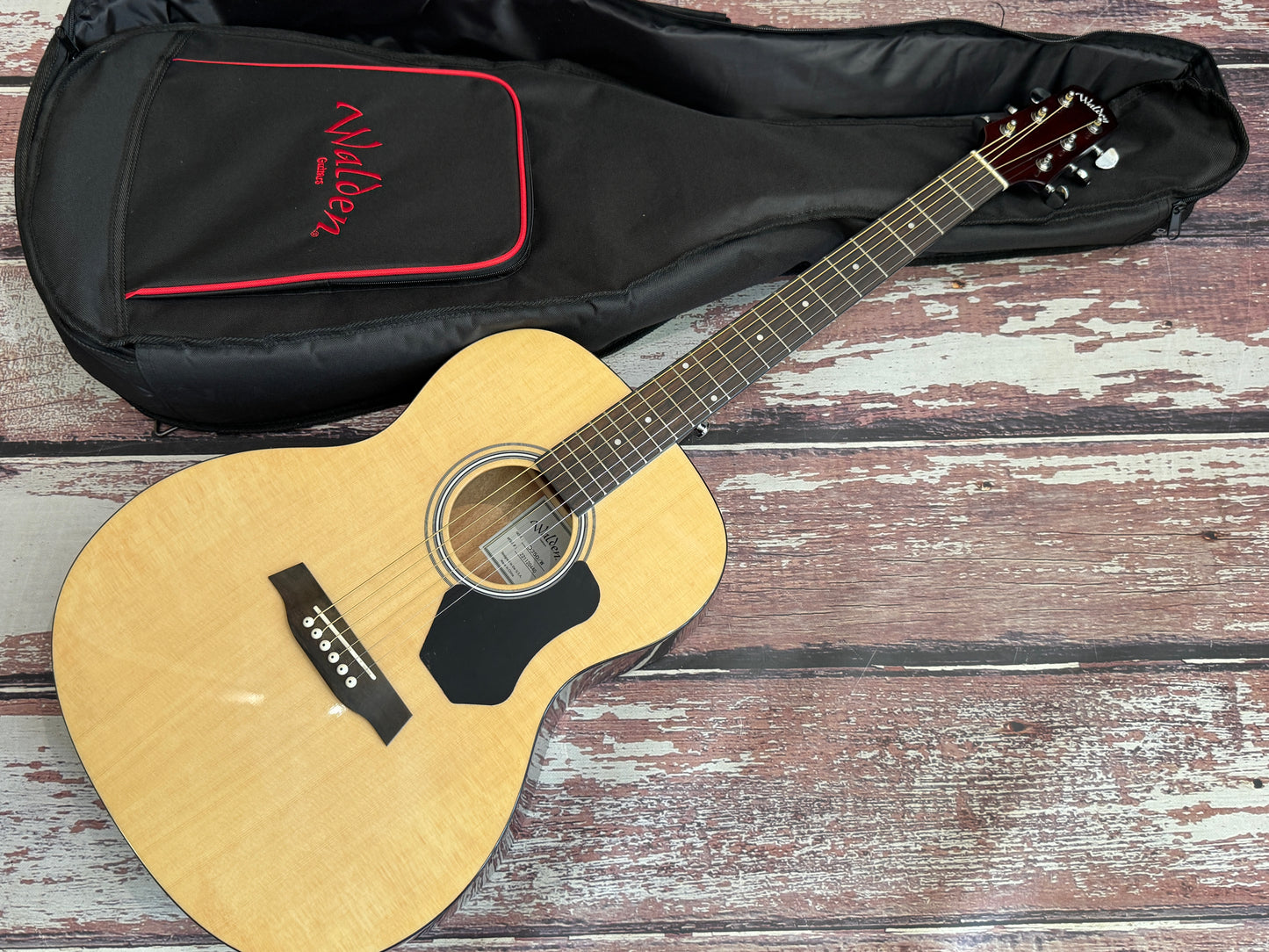 Walden O35-ow Spruce top acoustic with bag.