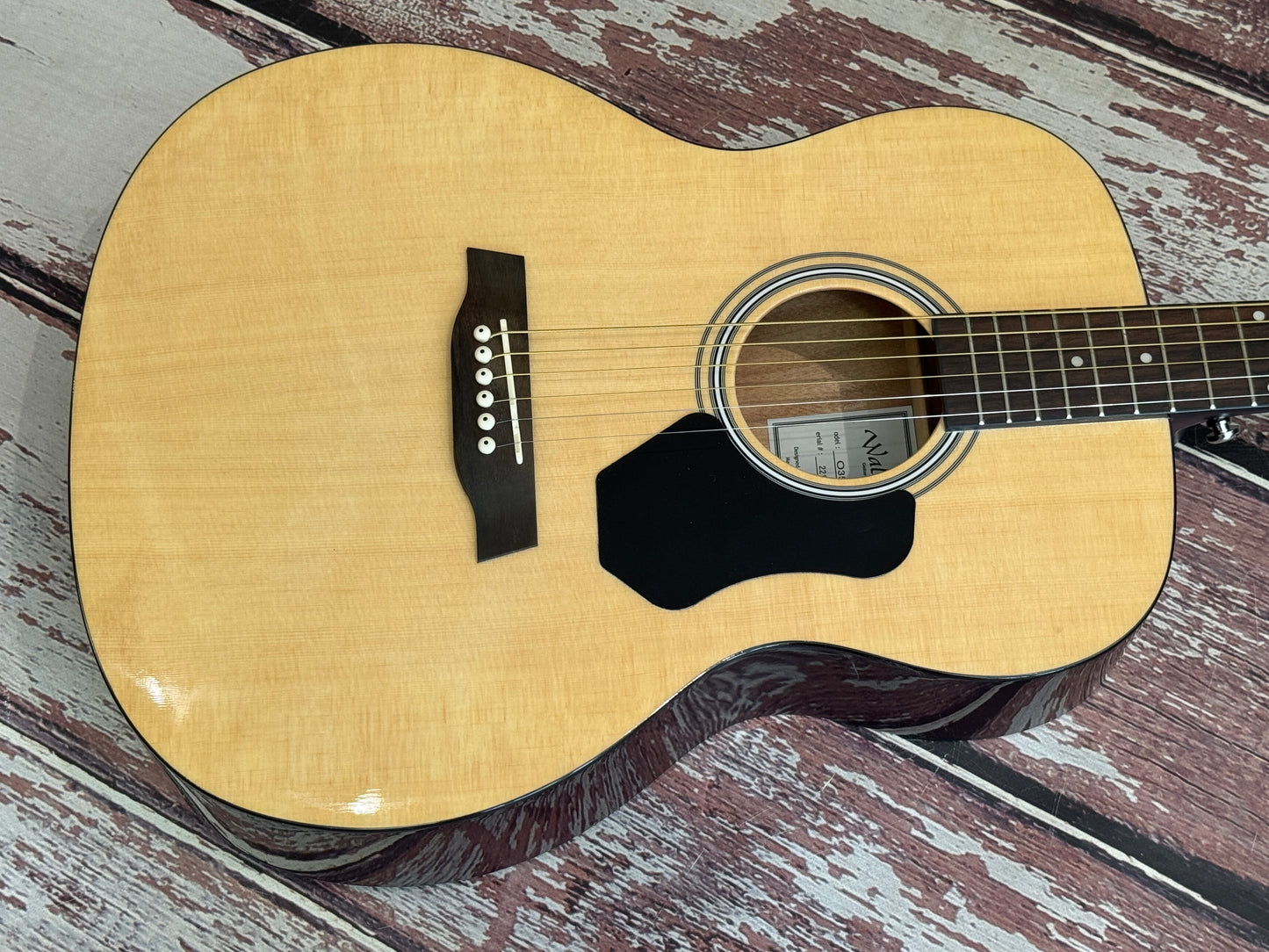 Walden O35-ow Spruce top acoustic with bag.