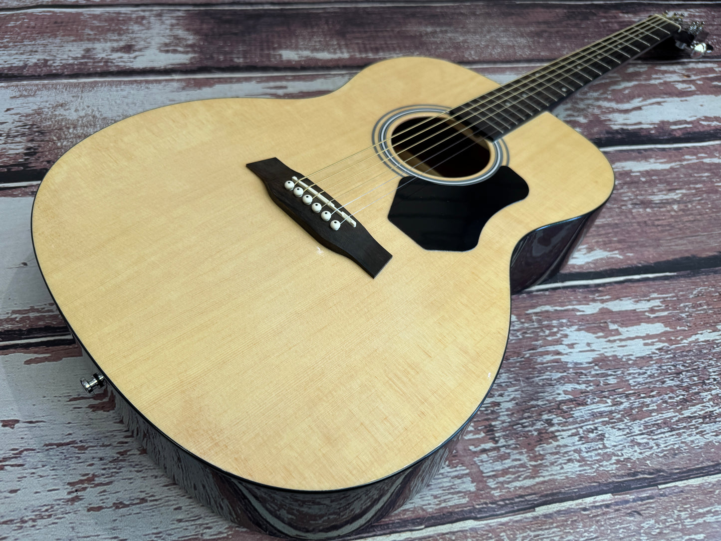 Walden O35-ow Spruce top acoustic with bag.