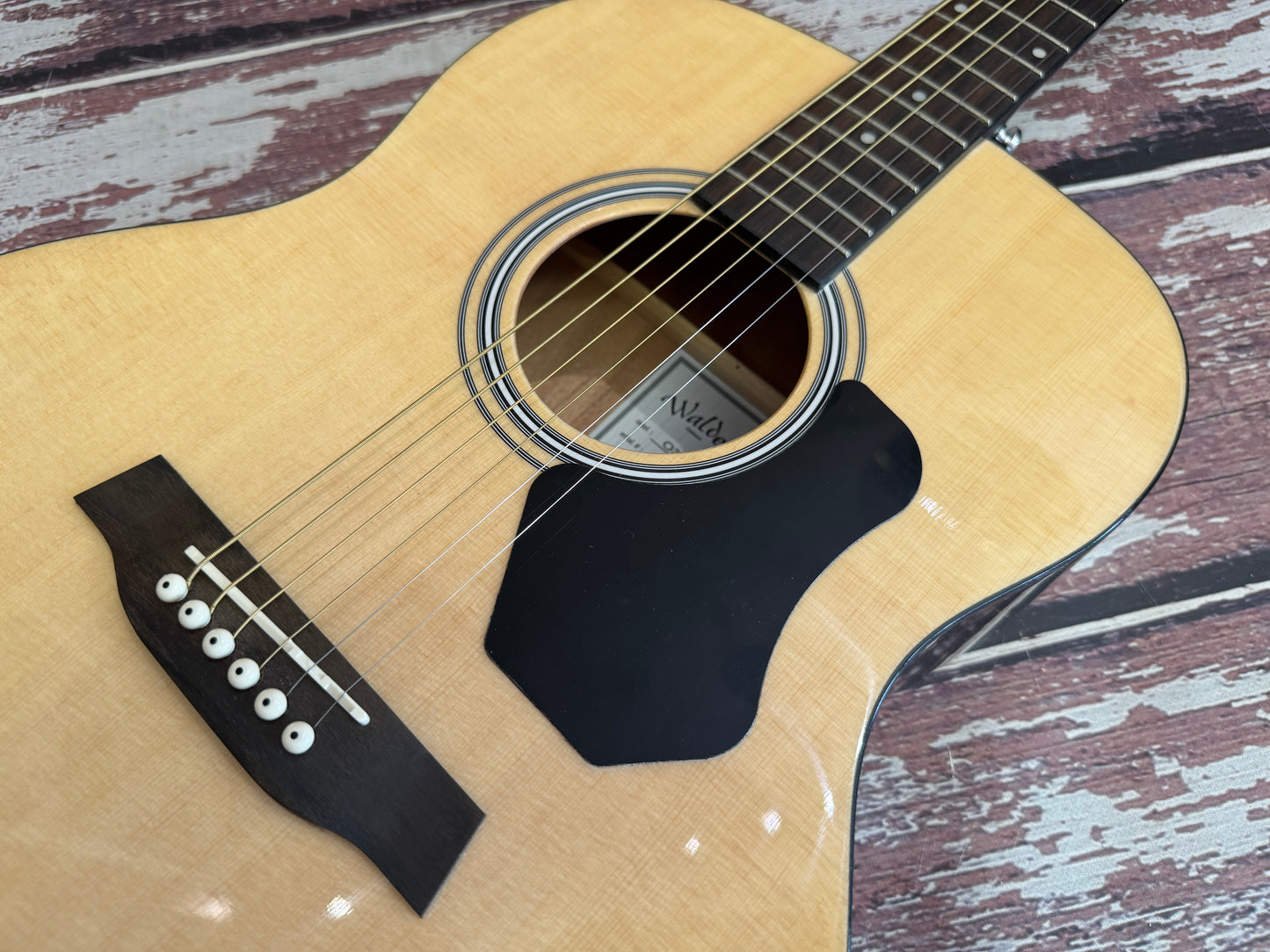 Walden O35-ow Spruce top acoustic with bag.