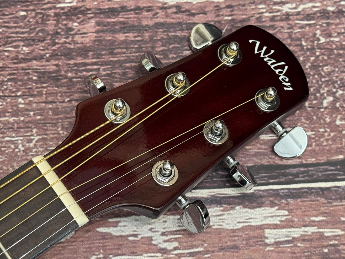 Walden O35-ow Spruce top acoustic with bag.