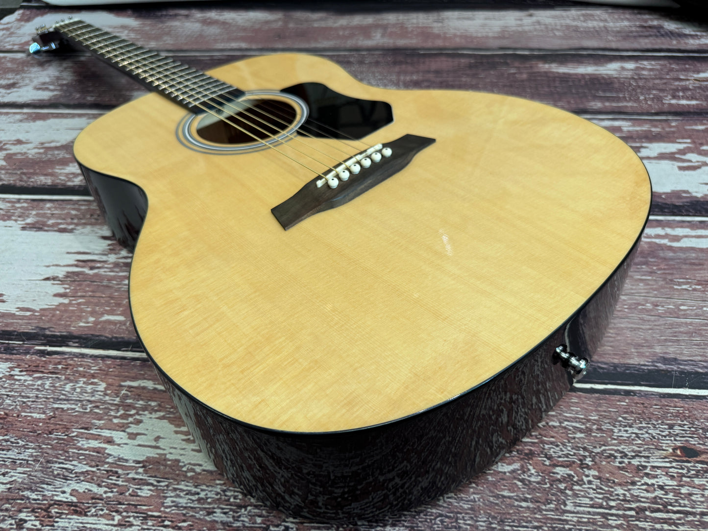 Walden O35-ow Spruce top acoustic with bag.