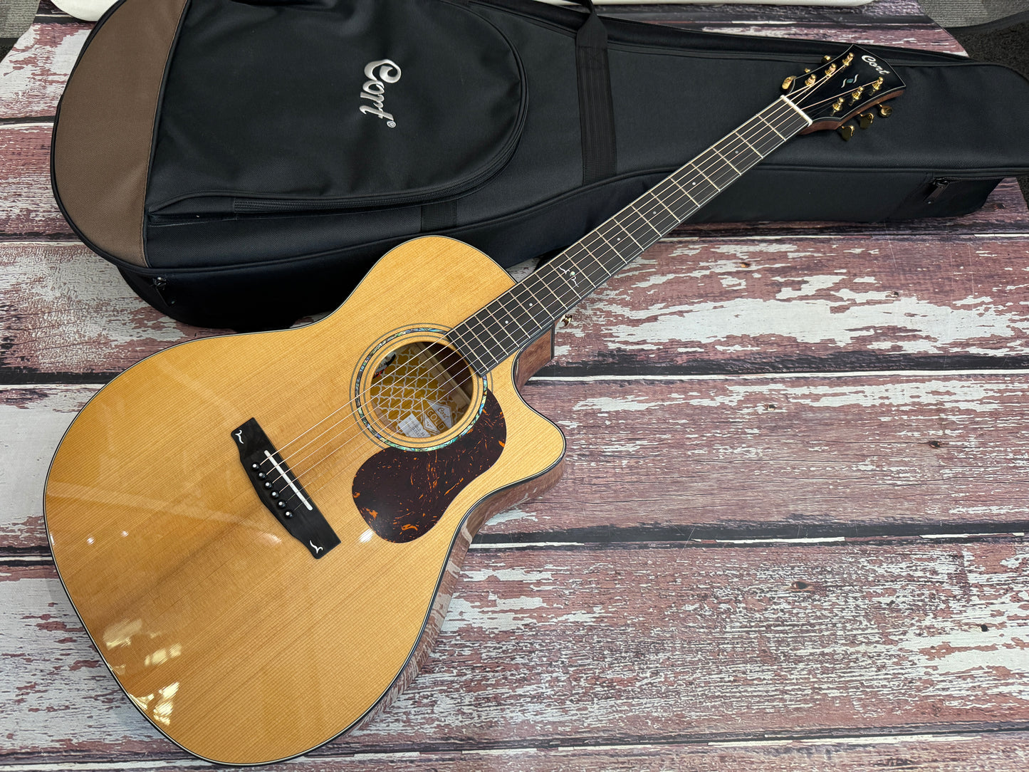 Cort Gold A6 - All solid electro with bag