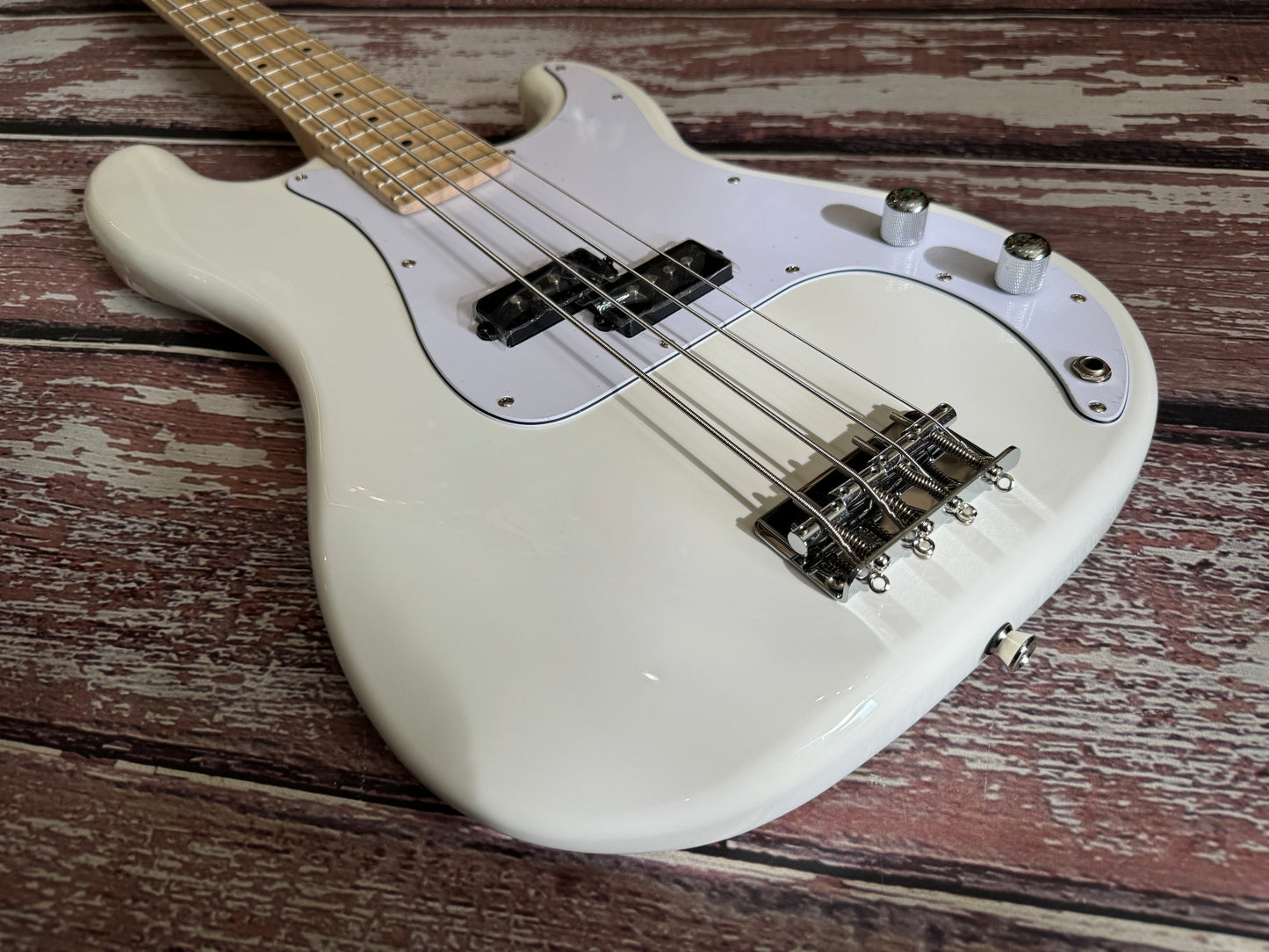 Aria STB P-B Vintage white with maple neck