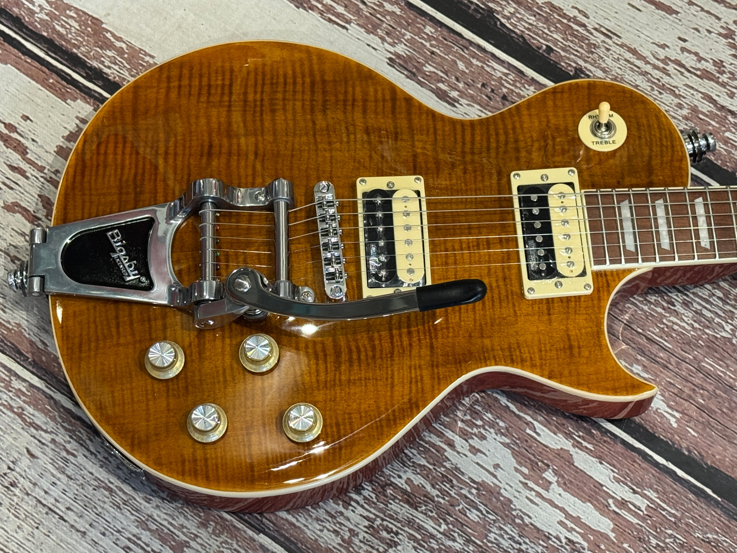 Vintage V100 reissued - Bigsby ~ Flamed Amber NOS