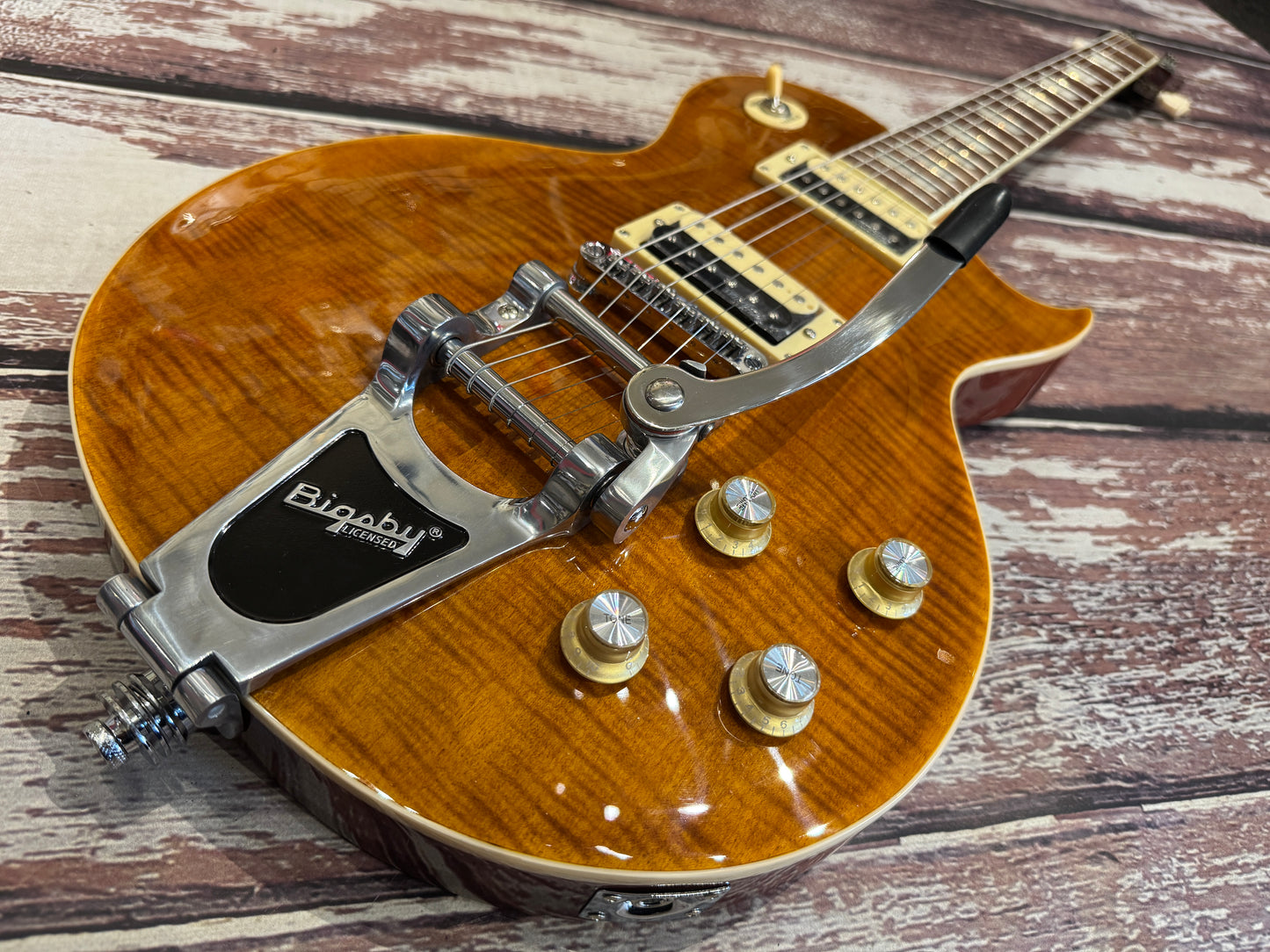 Vintage V100 reissued - Bigsby ~ Flamed Amber NOS