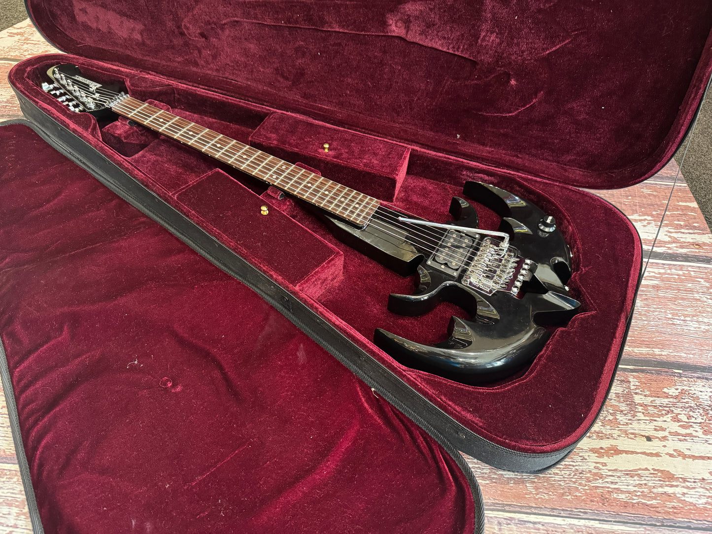 Dimavery QR 610 "Bat" guitar with custom fitted hard case