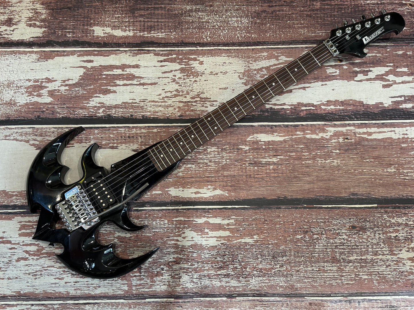 Dimavery QR 610 "Bat" guitar with custom fitted hard case