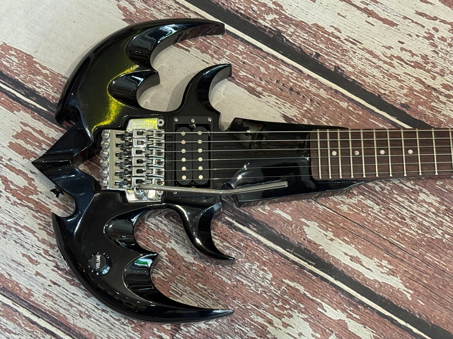 Dimavery QR 610 "Bat" guitar with custom fitted hard case