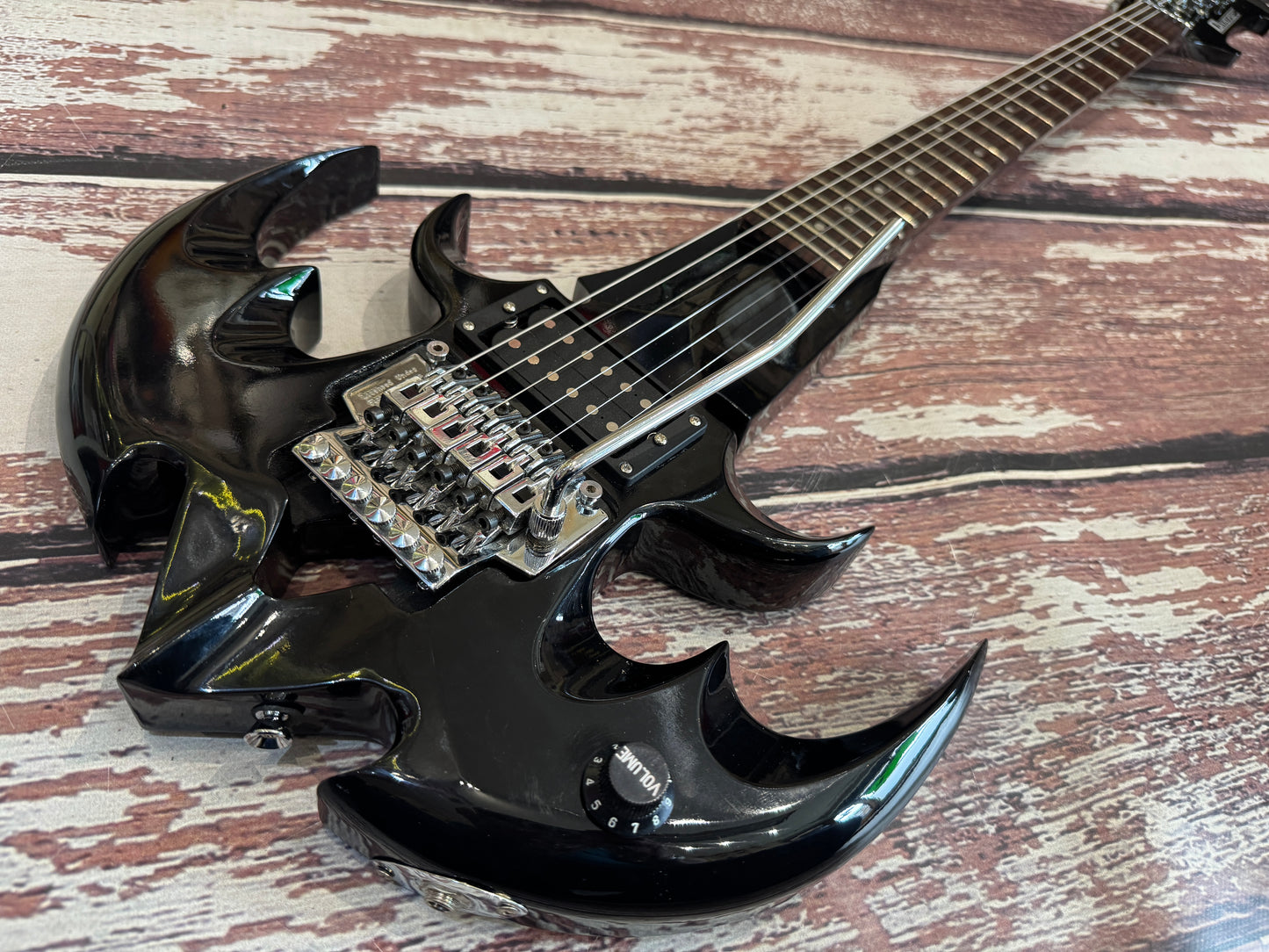 Dimavery QR 610 "Bat" guitar with custom fitted hard case