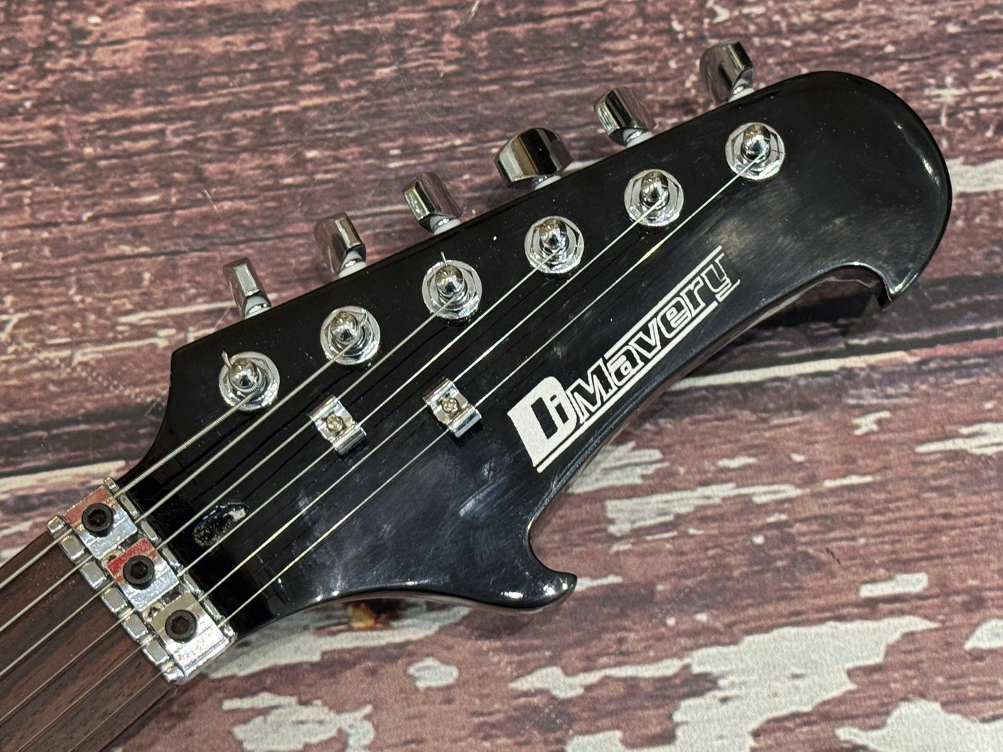 Dimavery QR 610 "Bat" guitar with custom fitted hard case