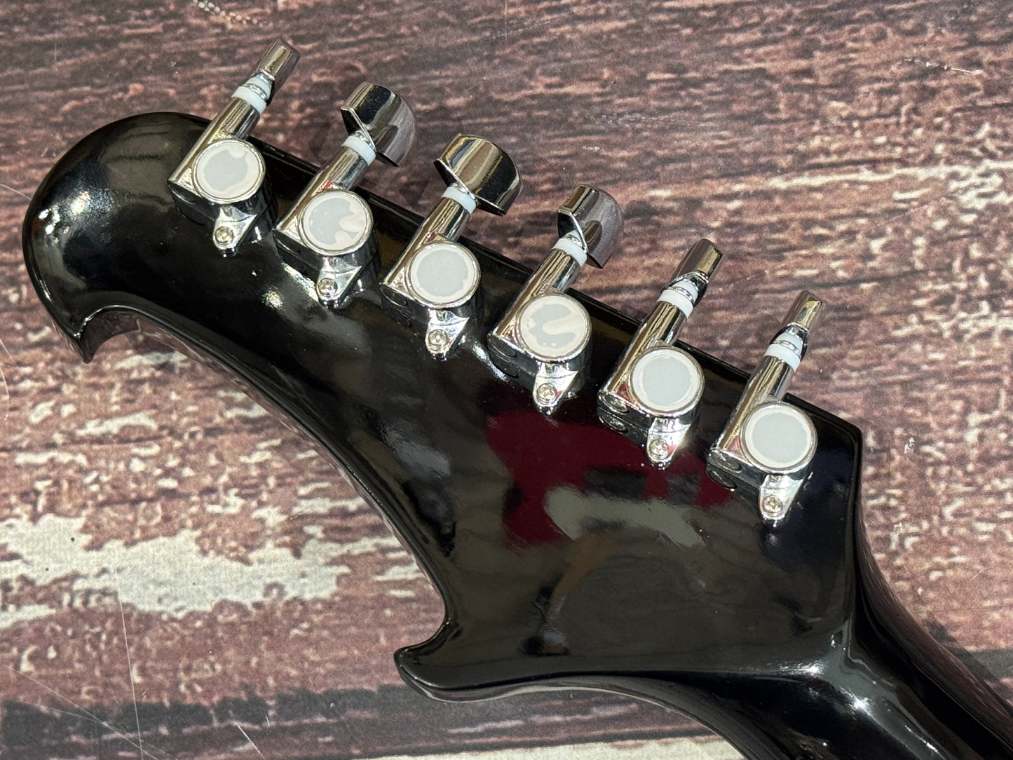 Dimavery QR 610 "Bat" guitar with custom fitted hard case