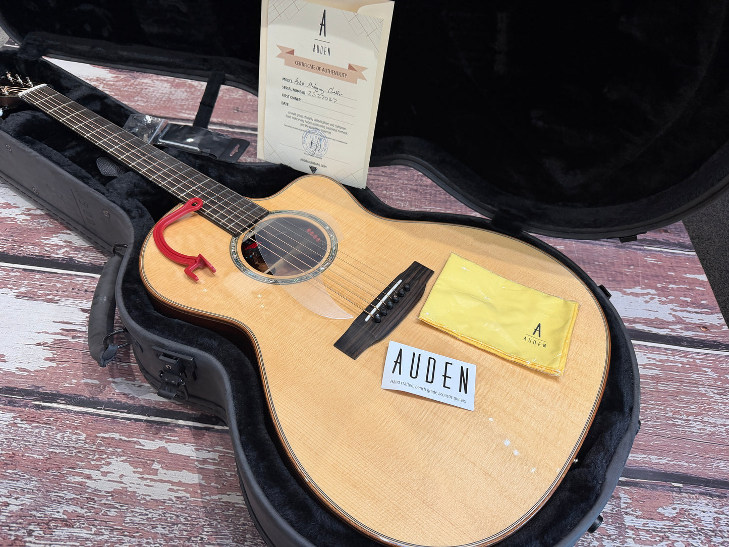 Auden - Artist Series Chester Mahogany Spruce Cut Away Electro acoustic - All solid.