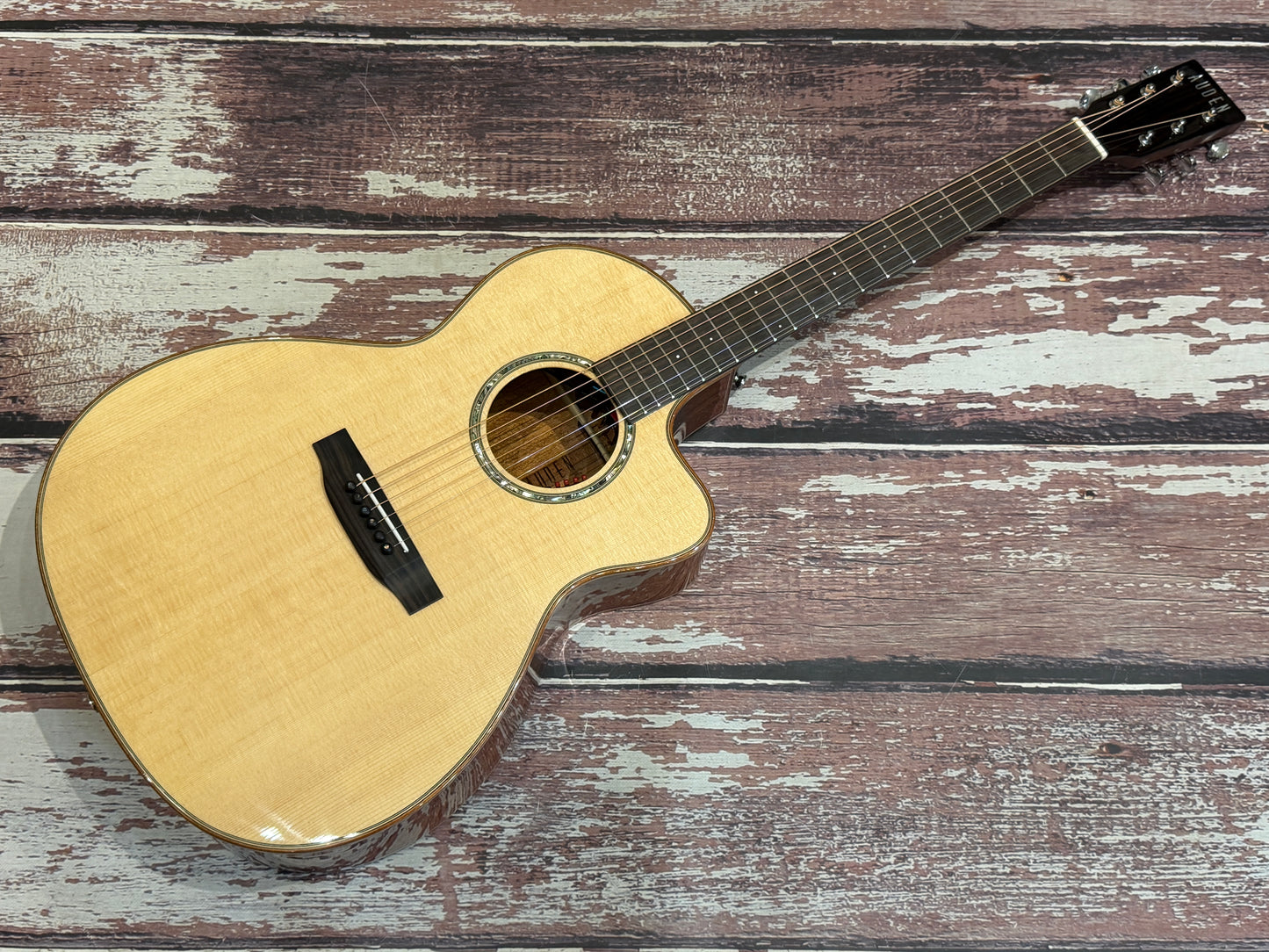 Auden - Artist Series Chester Mahogany Spruce Cut Away Electro acoustic - All solid.