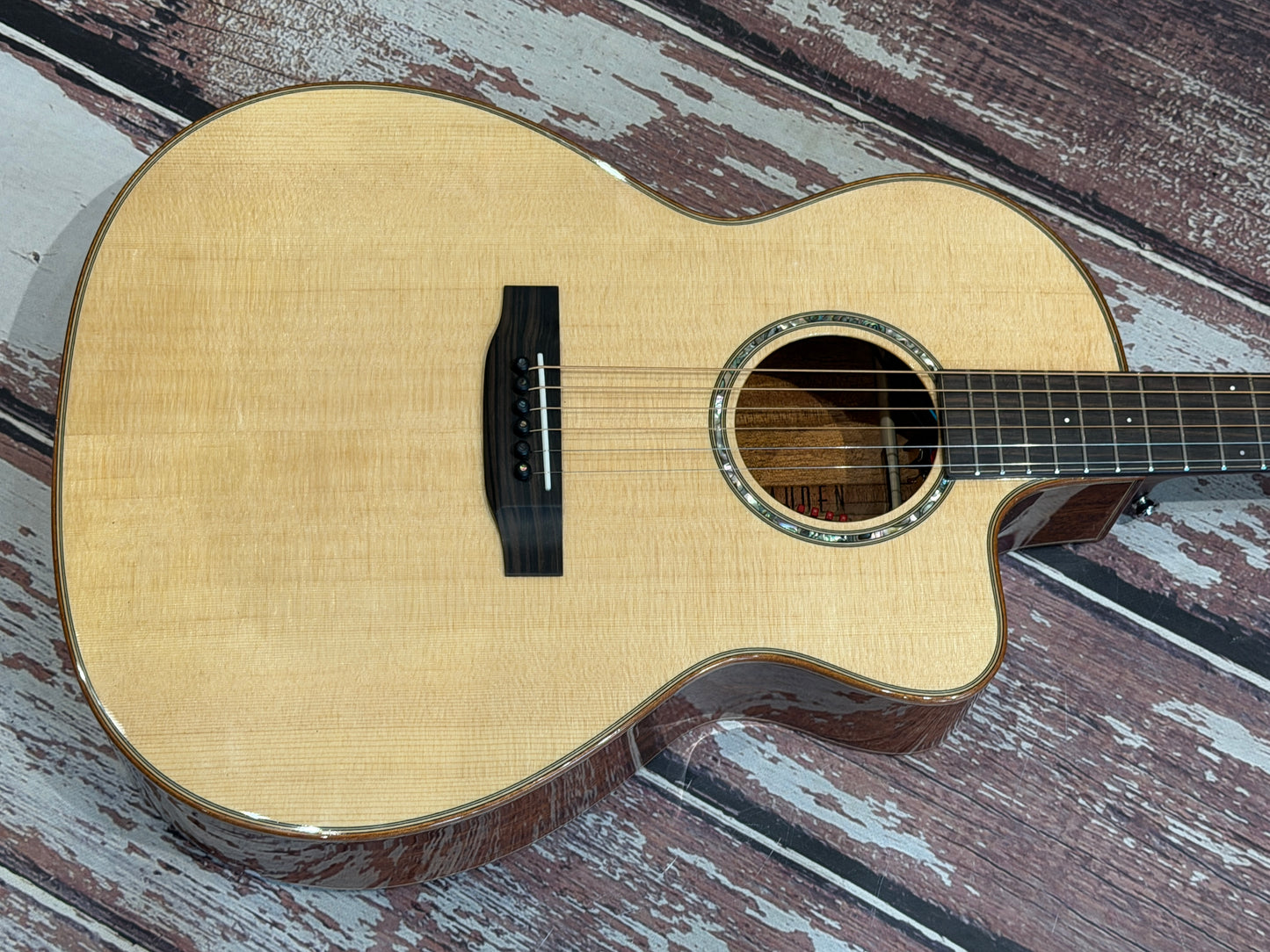 Auden - Artist Series Chester Mahogany Spruce Cut Away Electro acoustic - All solid.