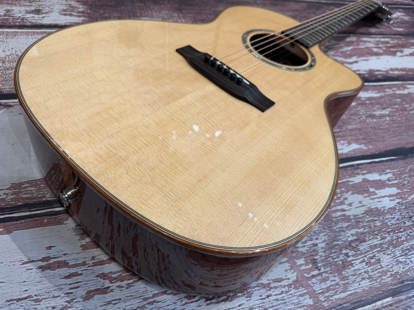Auden - Artist Series Chester Mahogany Spruce Cut Away Electro acoustic - All solid.