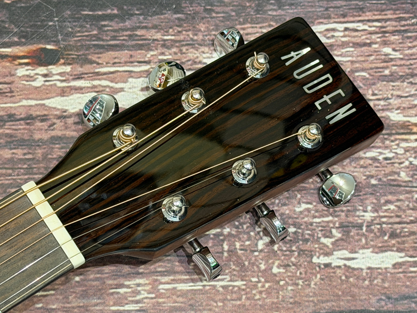 Auden - Artist Series Chester Mahogany Spruce Cut Away Electro acoustic - All solid.