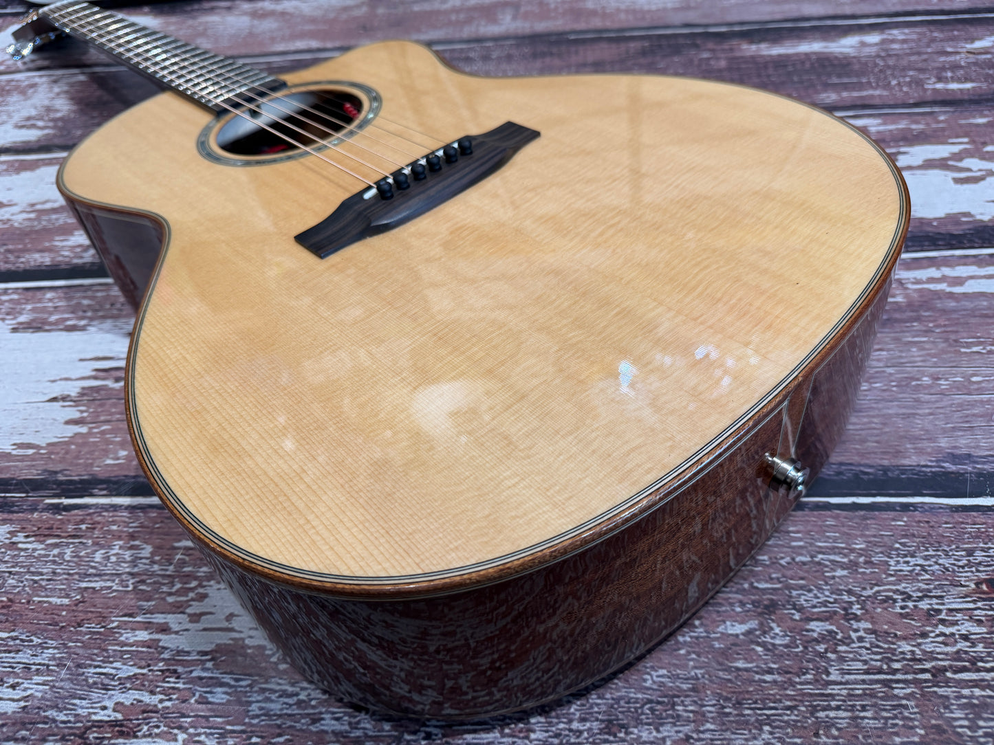 Auden - Artist Series Chester Mahogany Spruce Cut Away Electro acoustic - All solid.