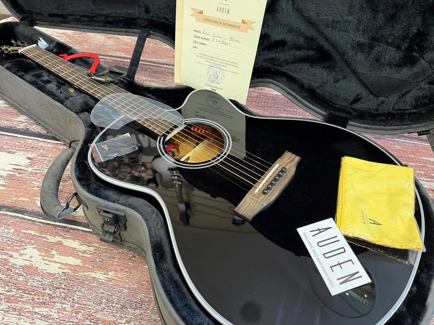 Auden - Black Austin Mahogany Spruce Cut Electro acoustic - All solid.