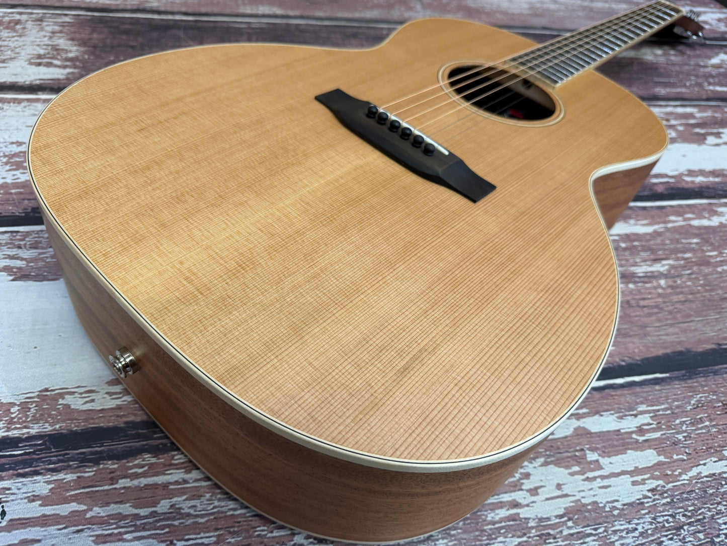 Auden Neo Series All solid Chester - Cedar / Mahogany Full Body electro acoustic