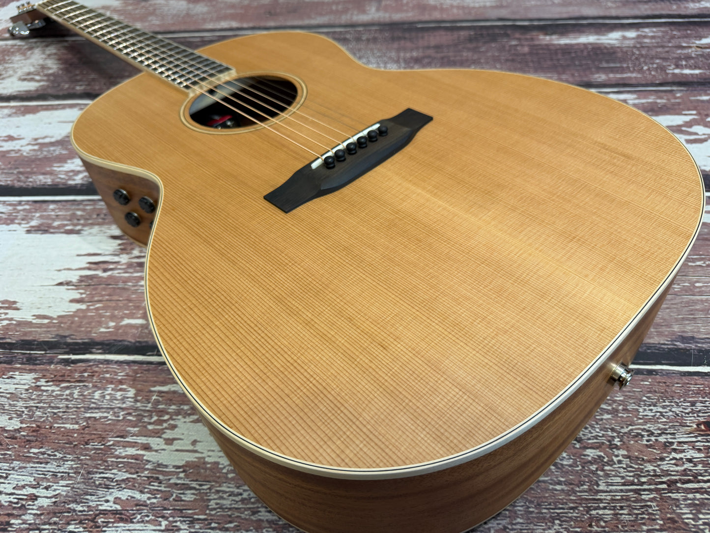 Auden Neo Series All solid Chester - Cedar / Mahogany Full Body electro acoustic