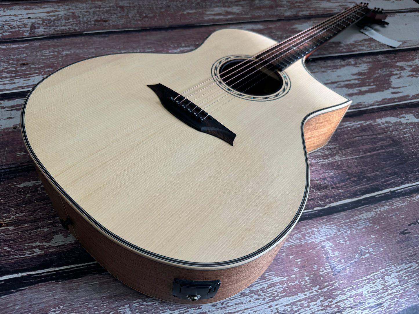 Bromo Tahoma series BAT4CE Solid Top electro acoustic