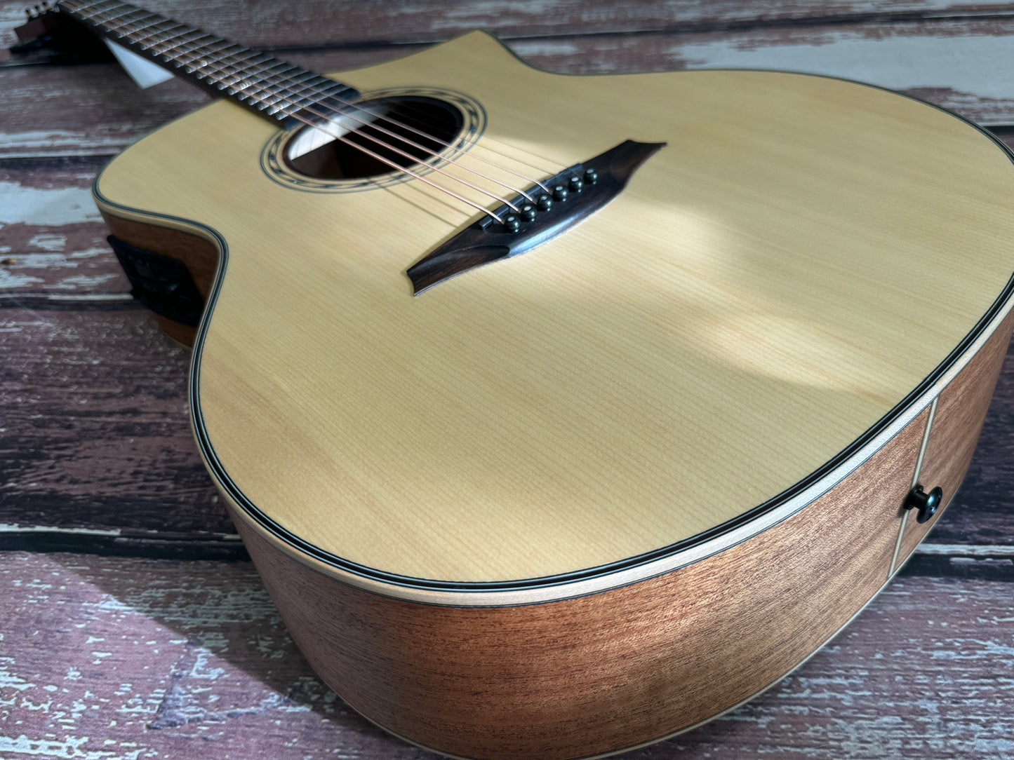 Bromo Tahoma series BAT4CE Solid Top electro acoustic