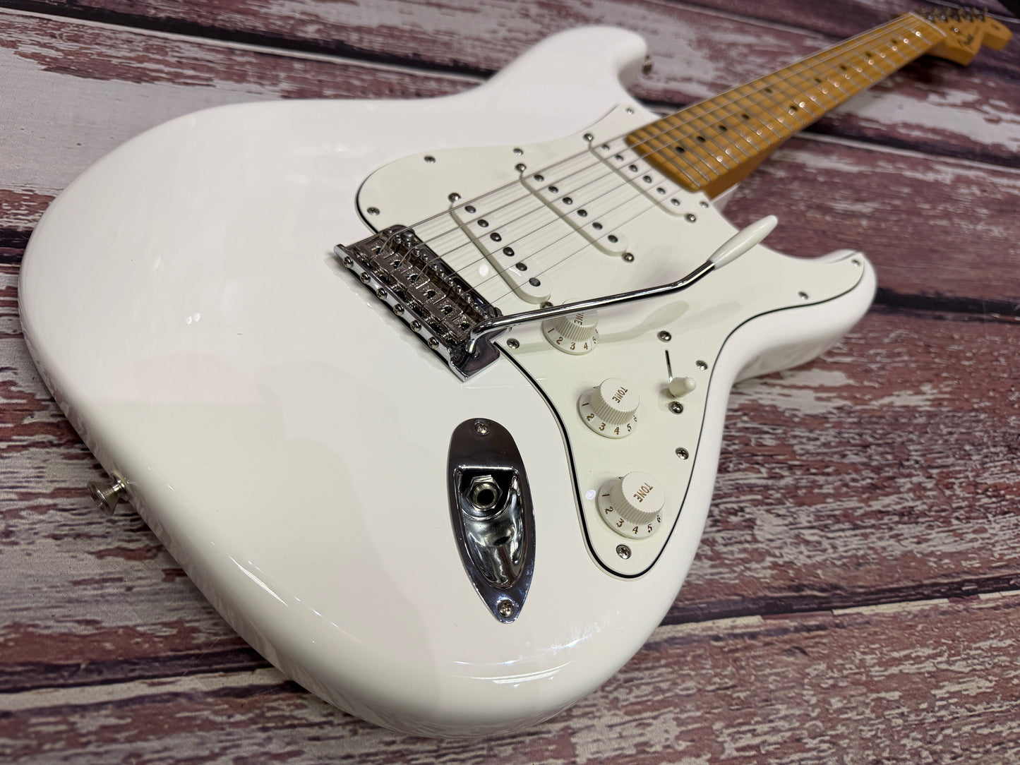 Fender Standard Stratocaster - Arctic White - 2020 Mexican