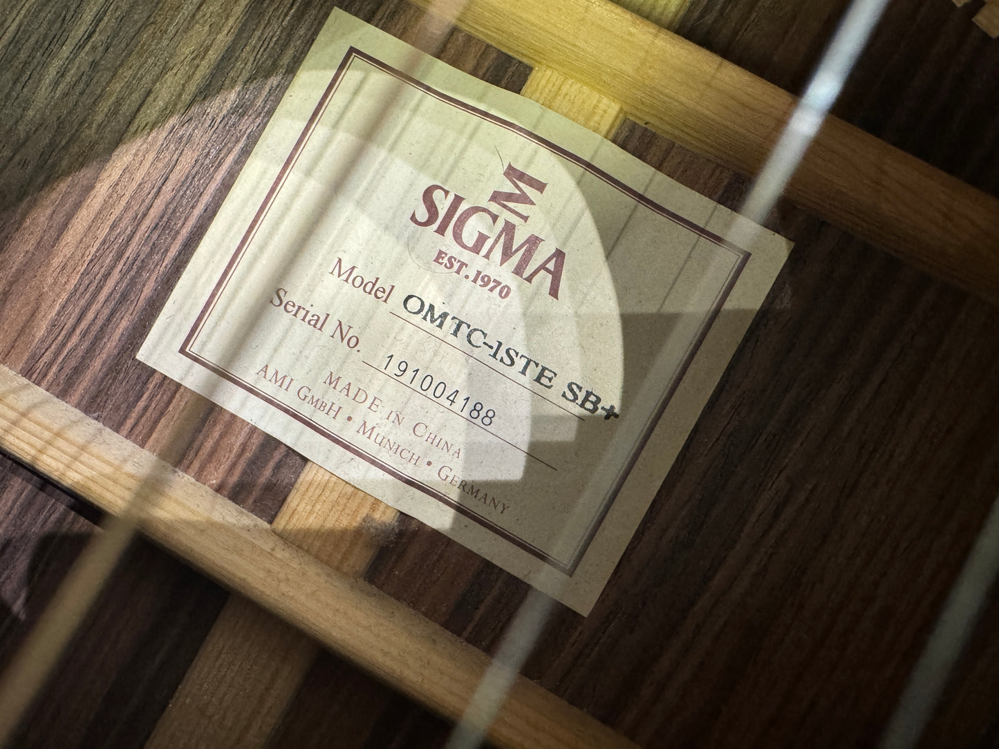 Sigma (Martin) OMTC-1E-SB cutaway electro acosutic