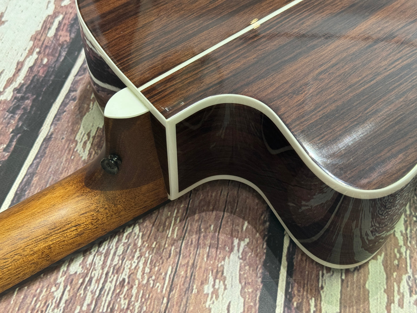 Sigma (Martin) OMTC-1E-SB cutaway electro acosutic