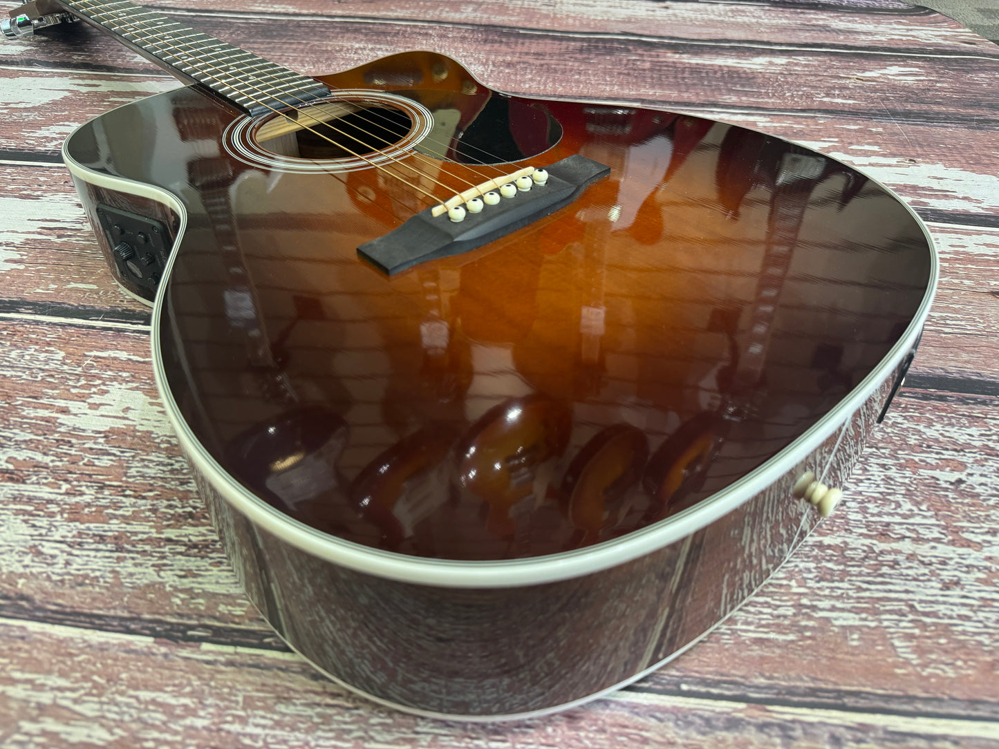 Sigma (Martin) OMTC-1E-SB cutaway electro acosutic