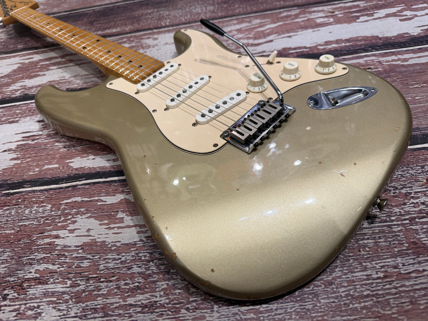 Squier Standard Series Stratocaster - Shoreline Gold "Roadworn"