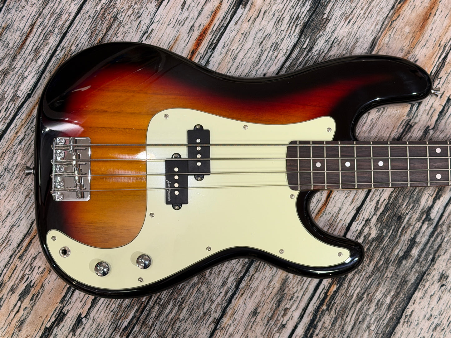 Vintage V40 Coaster P-Bass SUNBURST - STARTER PACK