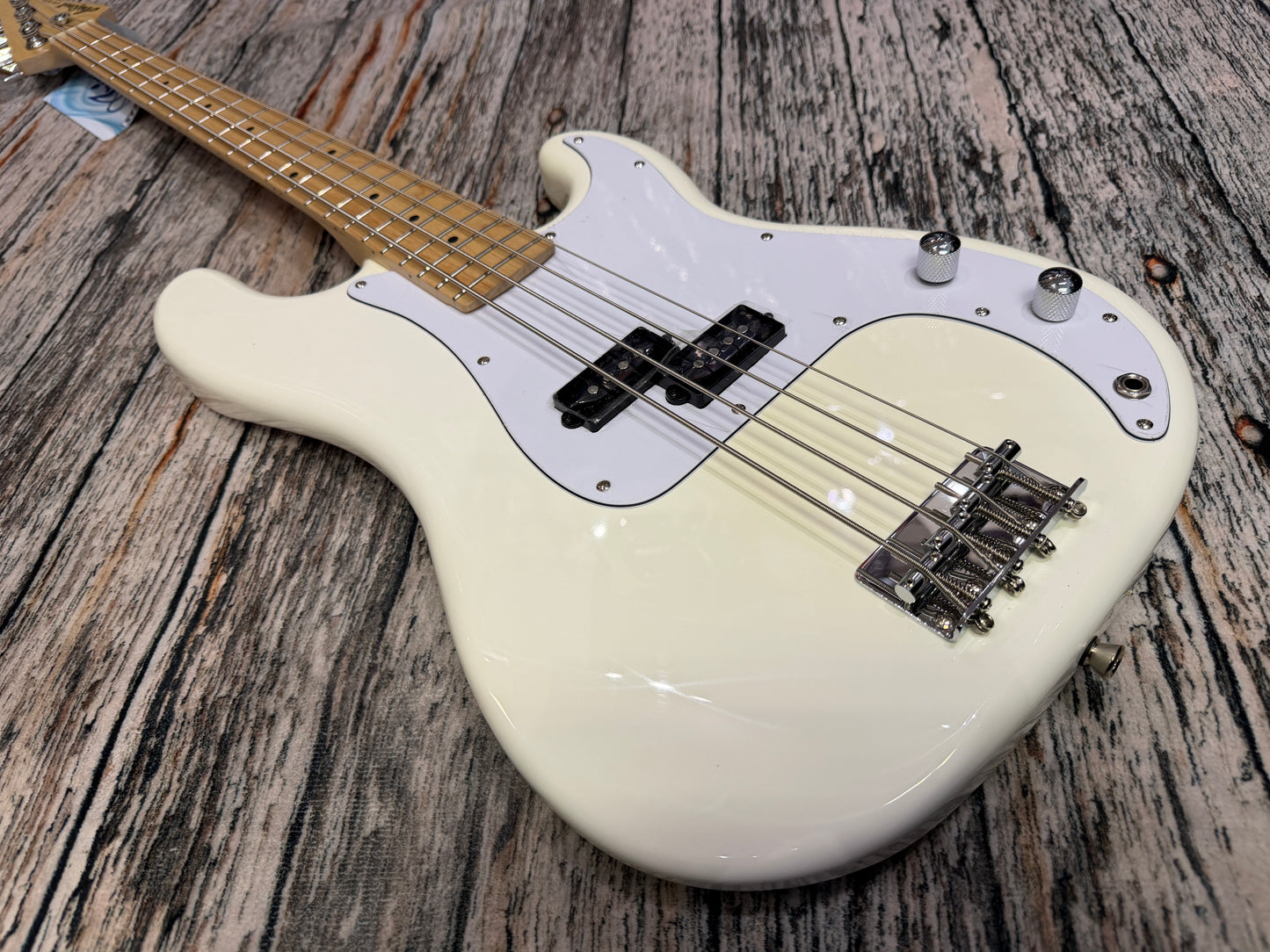 Aria STB P.Bass style Maple neck - White