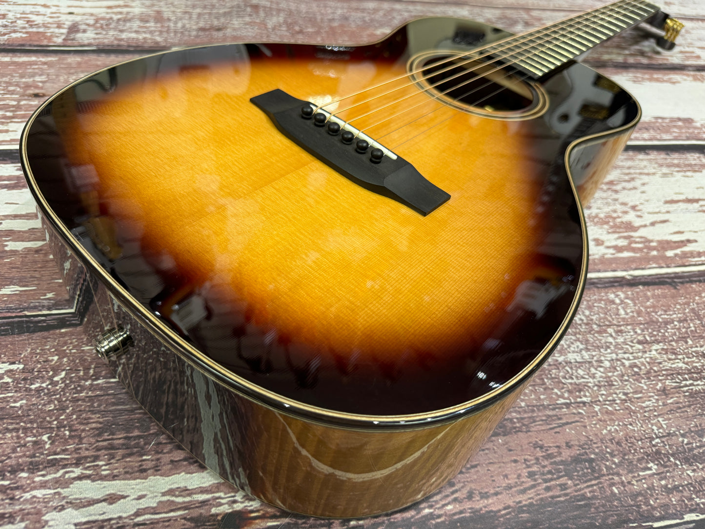 Auden Emily RoseGolden Sunburst Electro with Deluxe case