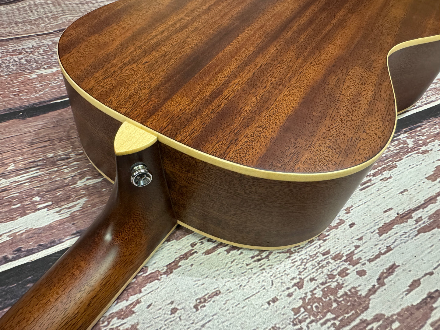 Auden Julia Tobacco series Electro with Deluxe hard case