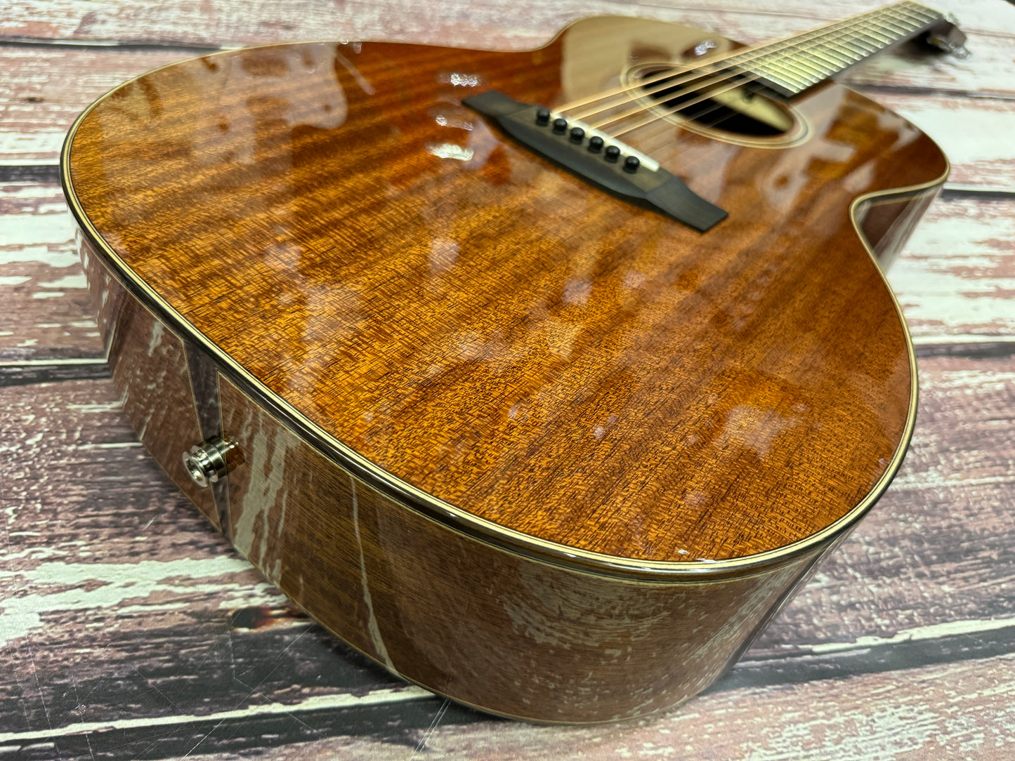 Auden Chester Mahogany series full body electro with deluxe case
