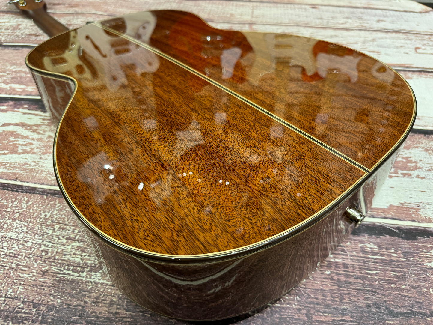 Auden Chester Mahogany series full body electro with deluxe case