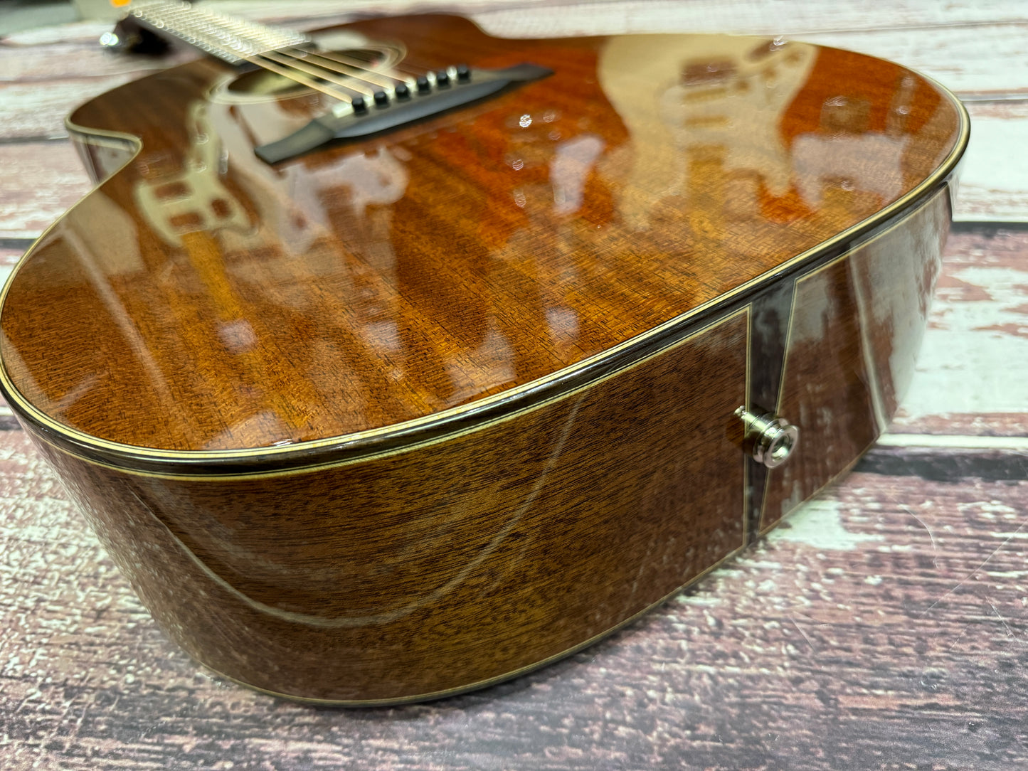 Auden Chester Mahogany series full body electro with deluxe case
