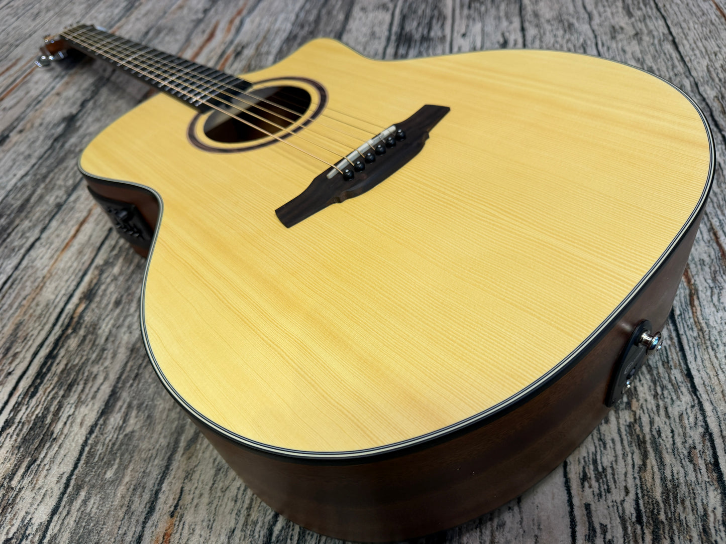 Crafter HG100-CE-N cutaway electro acoustic