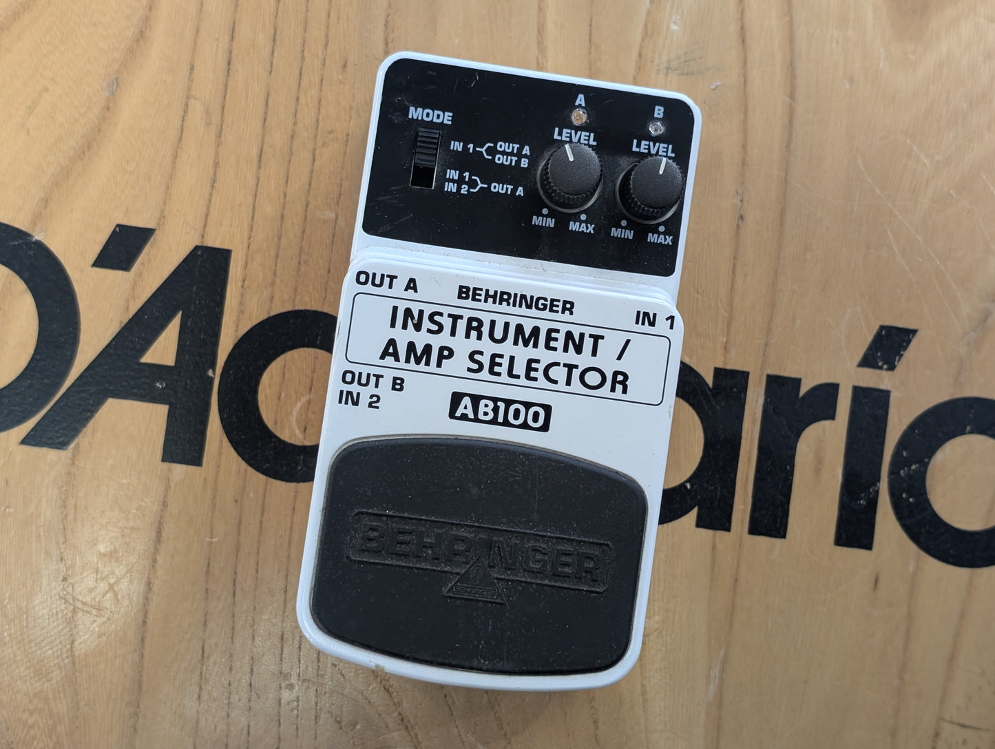 Behringer AB100 Instrument/Amp Selector (Pre-owned)