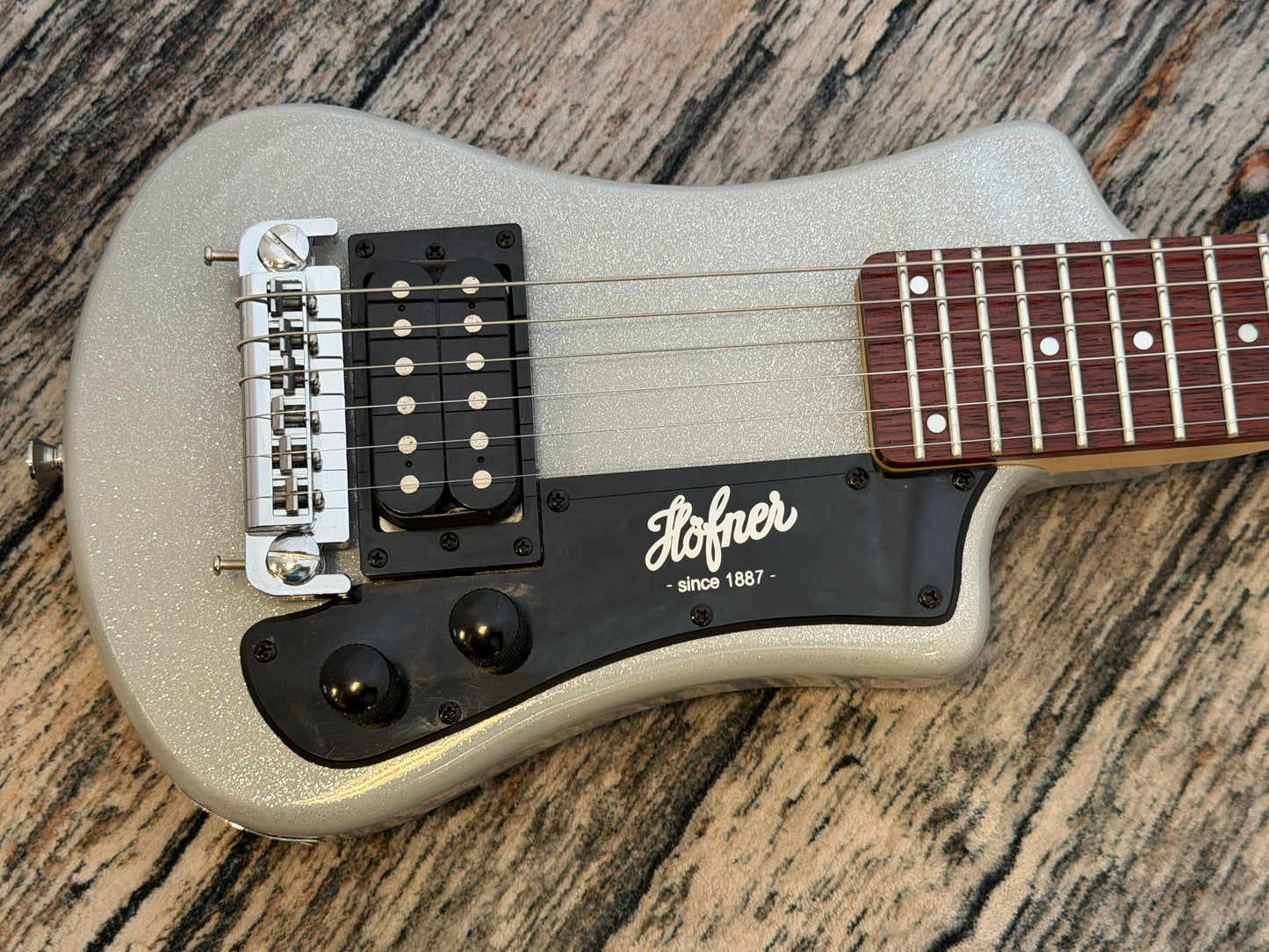 Hofner Shorty 6 sting electric guitar & bag